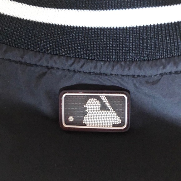 A baseball jacket - Picture 3 of 4